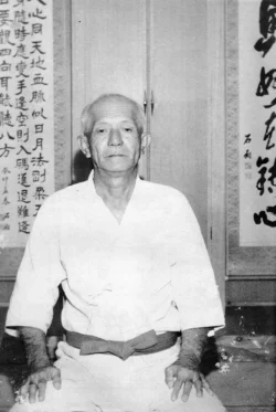 Seiko Higa (1898–1966) – A Goju-Ryu master, student of Higaonna Kanryo and Miyagi Chogun. He preserved Goju-Ryu after Miyagi’s death, ensuring tradition lived on. Higa worked as a police officer and in 1931 resigned from his job and devoted himself to teaching karate full time. He established the school Shodokan in 1960. Seiko Higa (1898–1966)