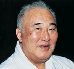 Taiji Kase (1929–2004) – A Japanese master of Shotokan karate who was one of the earliest masters responsible for introducing this martial art into Europe. He emphasized advanced techniques and bunkai. His leadership in JKA’s expansion showed Karate’s global reach. Taiji Kase (1929–2004)