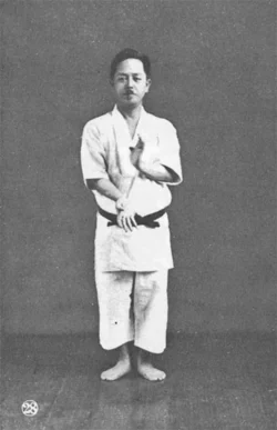 Kenwa Mabuni (1889–1952) – Founder of Shito-Ryu, he studied under both Itosu and Higaonna. One of the first karateka to teach karate in mainland Japan he chose the first characters of the names Itosu and Higaonna, his teachers for Shito-Ryu. His style blended Shuri-te and Naha-te, showing the power of synthesis in martial arts. Kenwa Mabuni (1889–1952)